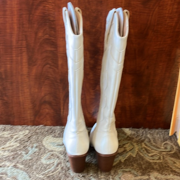 Stacked Mid heel cowgirl boot with laser cut detail - Picture 5 of 5